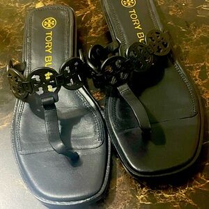 TORY BURCH Tiny Miller Medallion Logo Leather Wedge Thong Sandals Sz 6.5